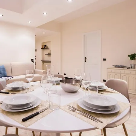 Casaviva - Elegant Bilo With Shared Pool In Nervi Genova