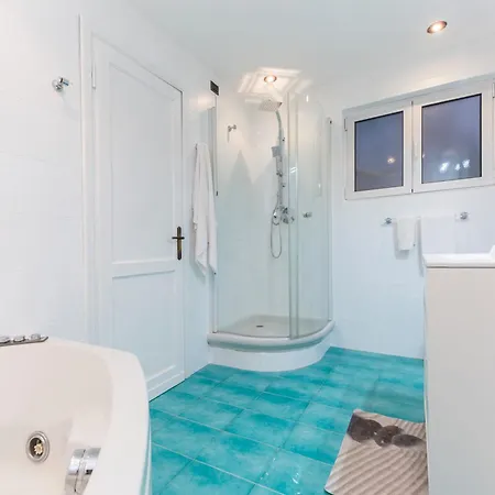 Casaviva - Elegant Bilo With Shared Pool In Nervi Apartment