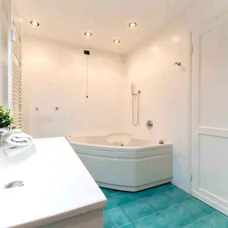 Casaviva - Elegant Bilo With Shared Pool In Nervi Genua