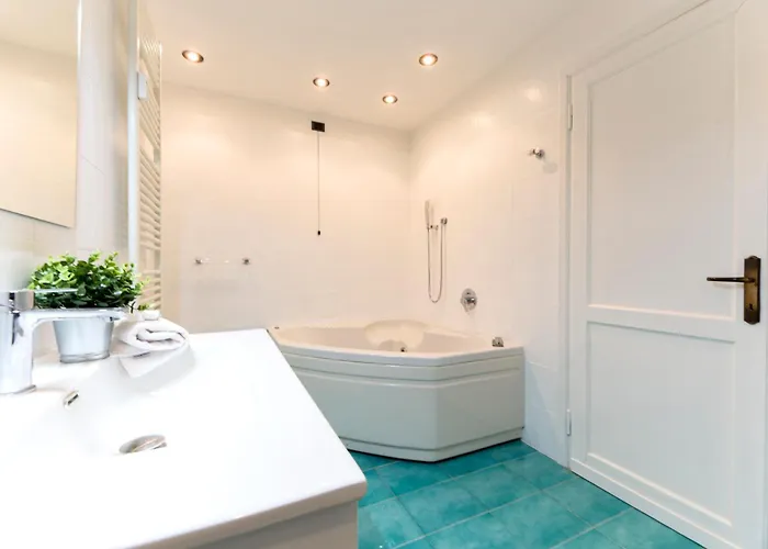 Casaviva - Elegant Bilo With Shared Pool In Nervi Genova